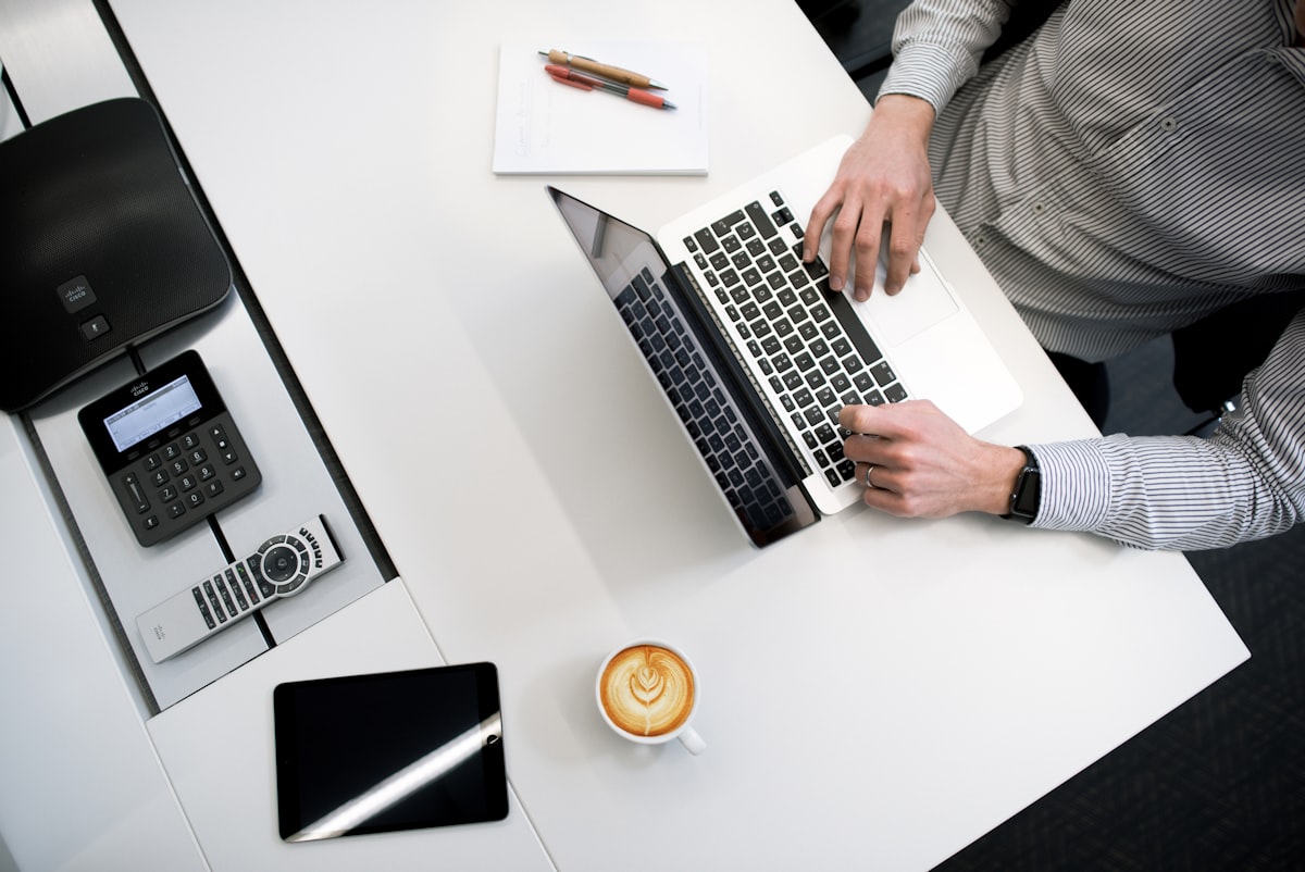 Trabajo de conciliación en computadora