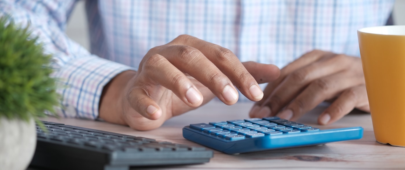 Revisión de papeles de trabajo con calculadora