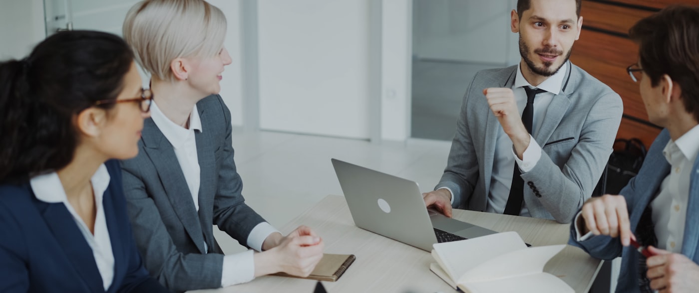 Equipo contable y de finanzas trabajando